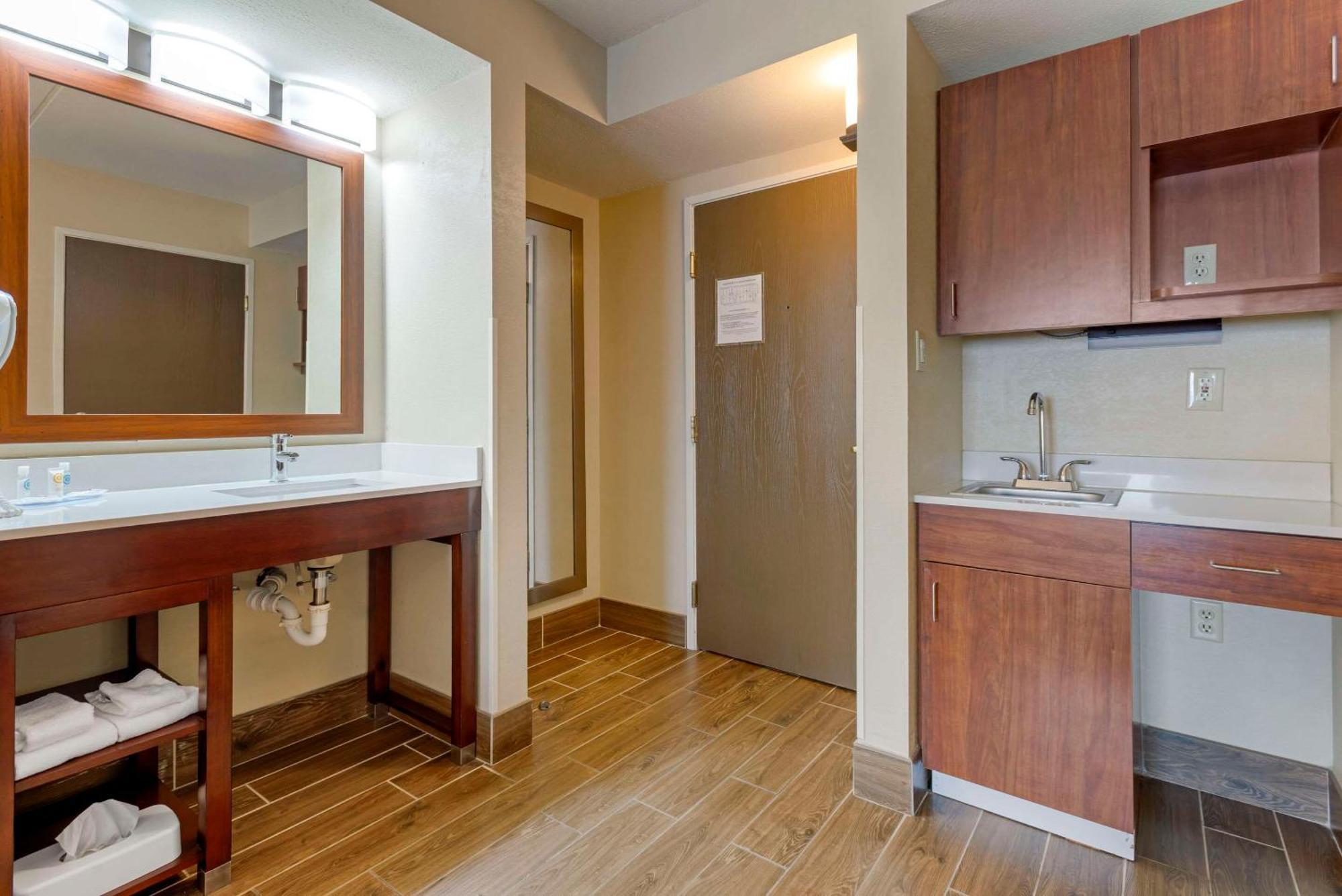 Comfort Inn & Suites Wilkes Barre - Arena Bagian luar foto